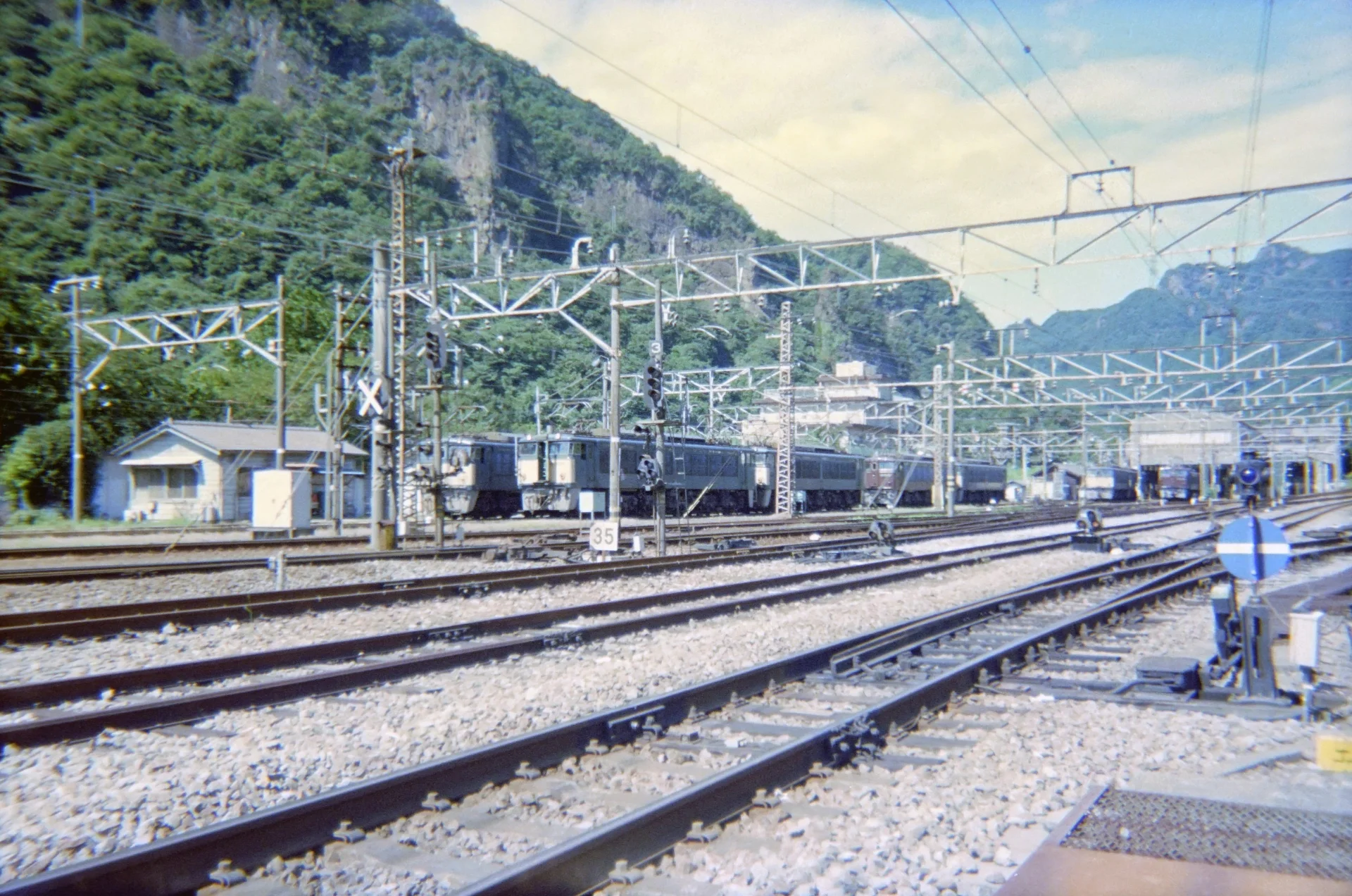 横川機関区