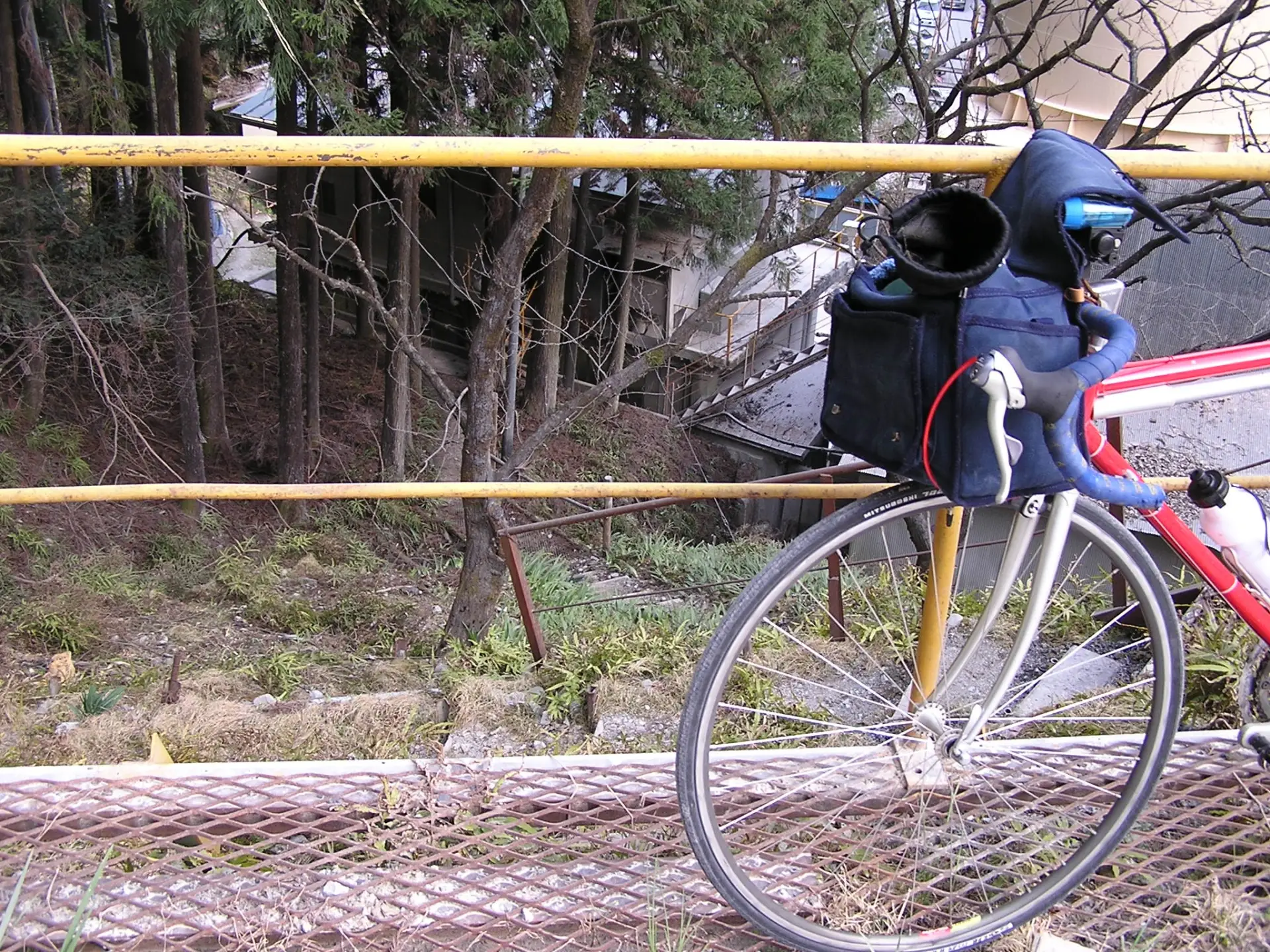 自転車を担いでいった