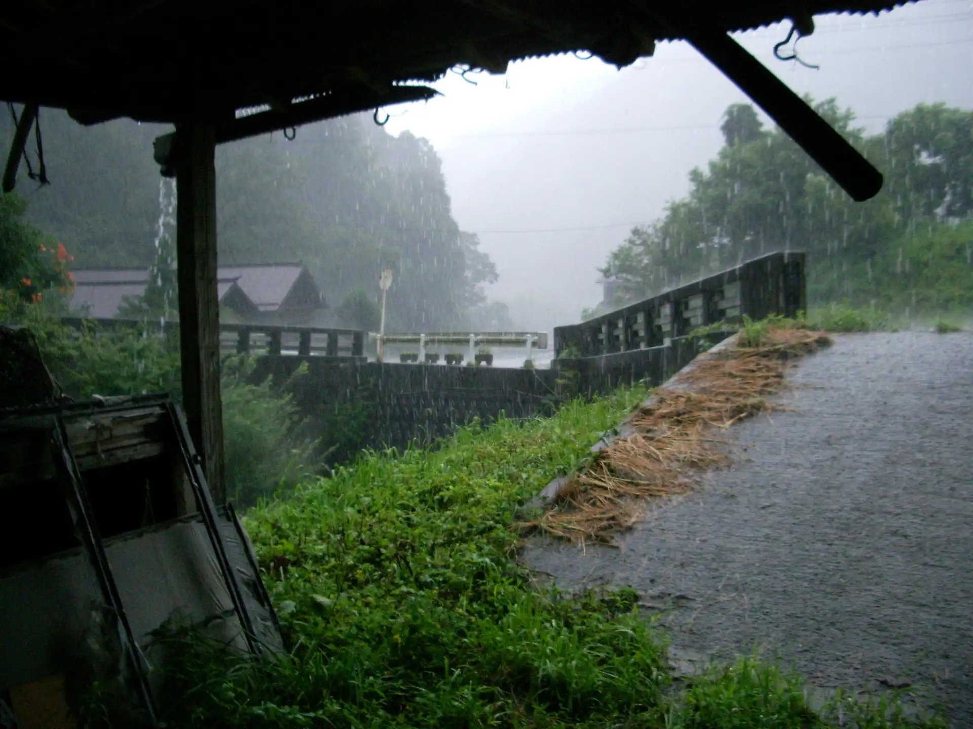 農機具小屋で雨宿り