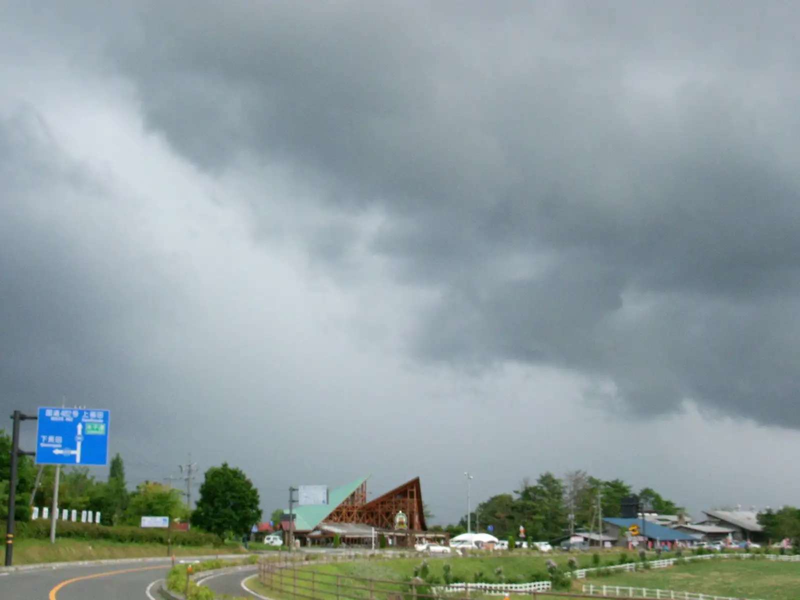 下山すると雲行きが怪しい