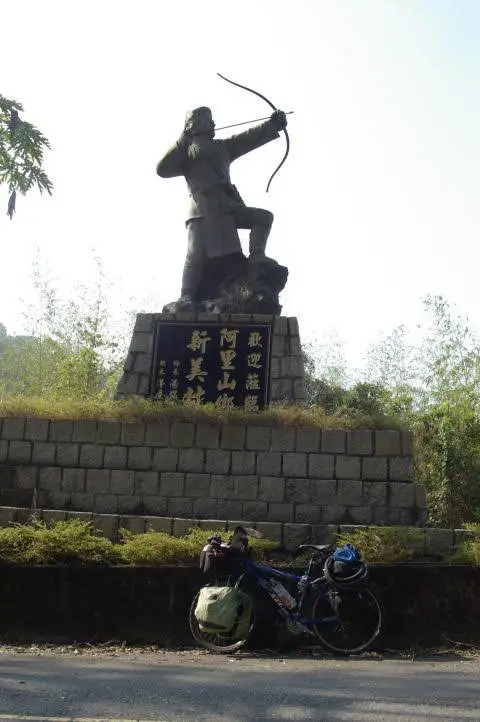 阿里山の原住民の像