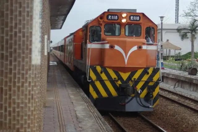 富里駅に入ってくる莒光号
