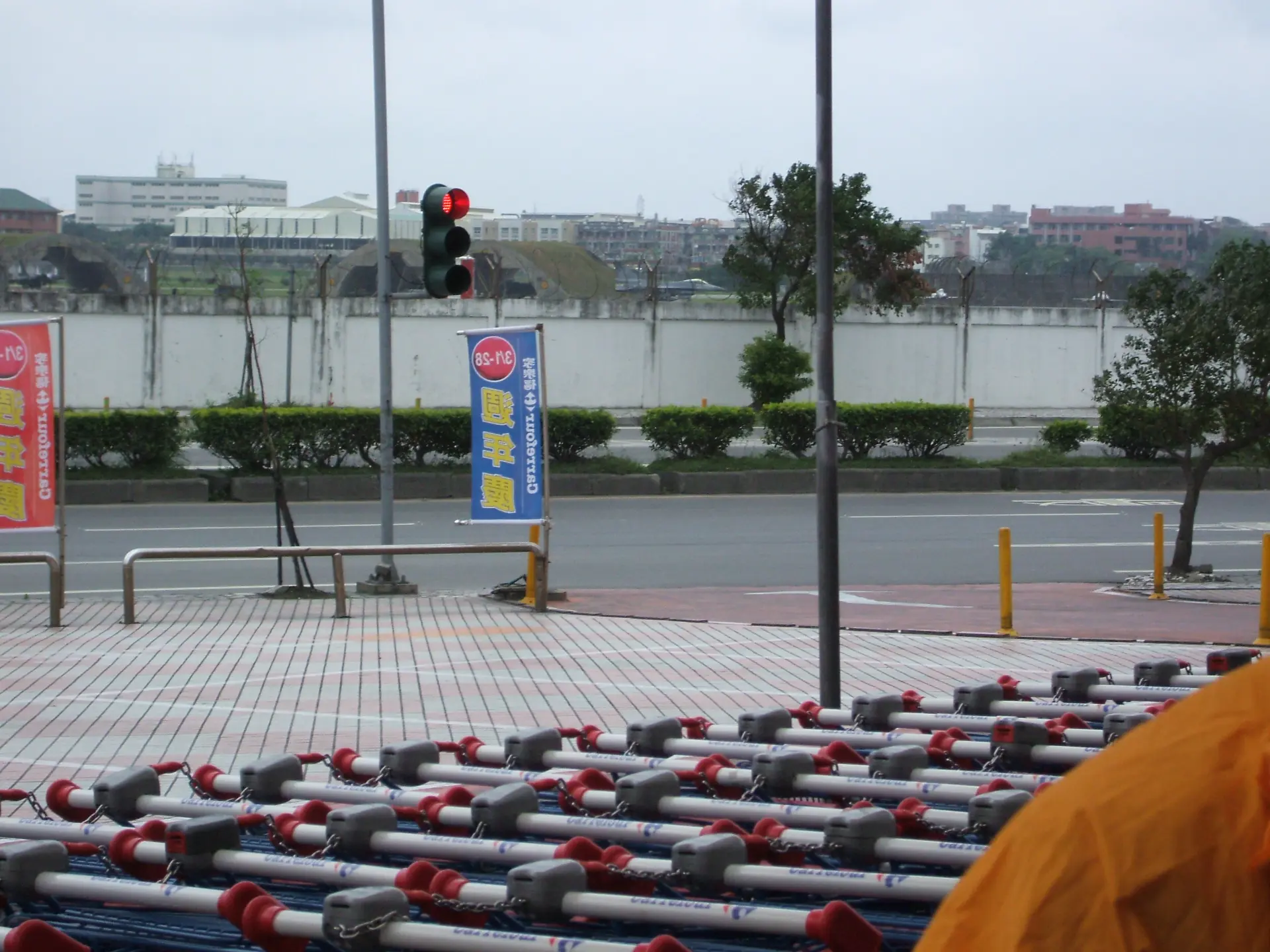 花蓮のカルフールの向かいの軍用飛行場