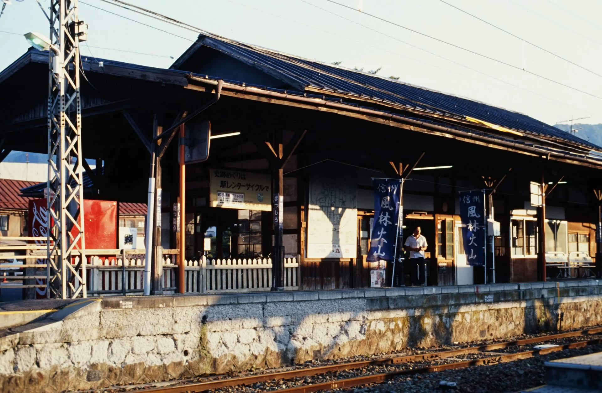 松代駅駅舎 線路側（2007年）