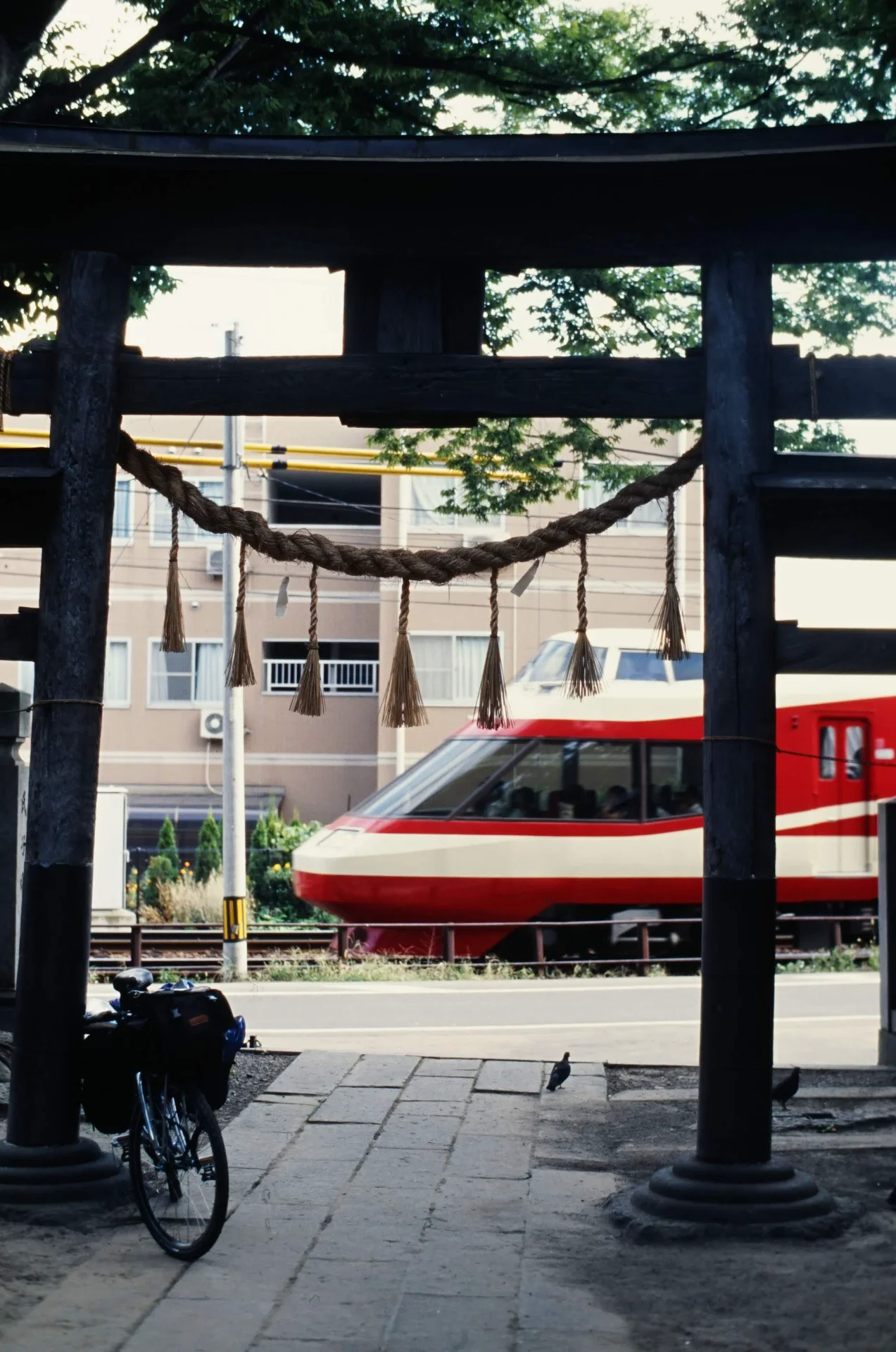 鳥居と自転車とロマンスカー