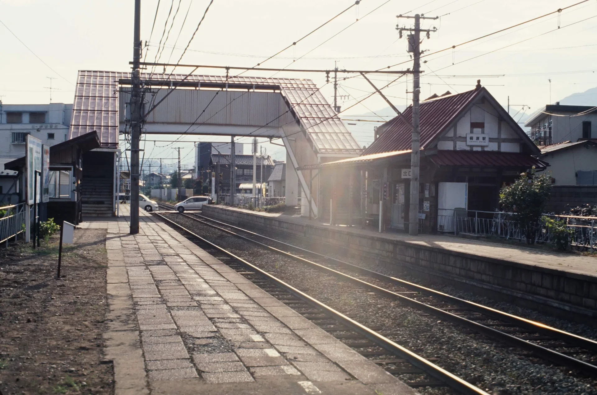 ホーム側から桐原駅全景（2007年）