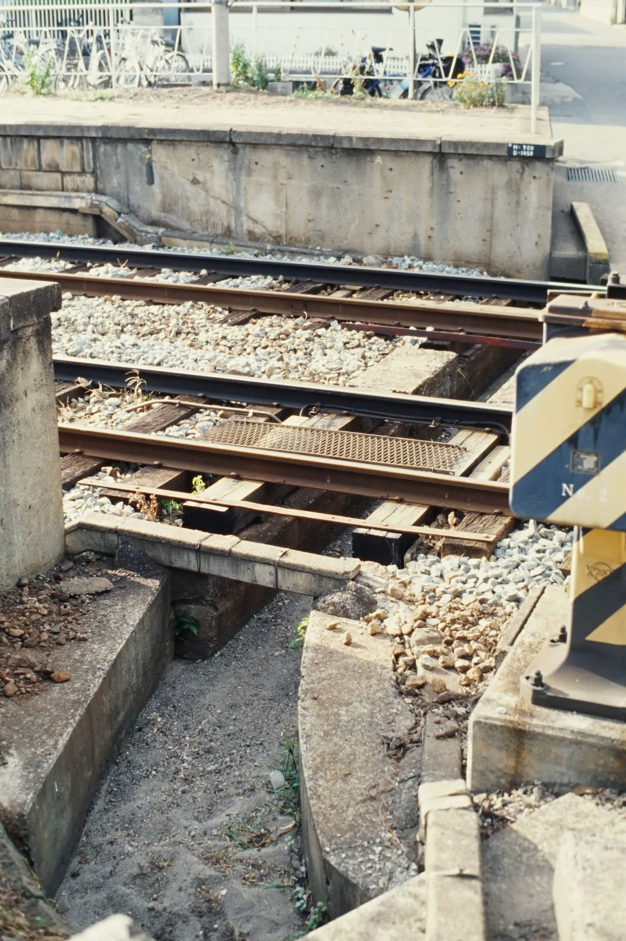 線路をくぐる溝