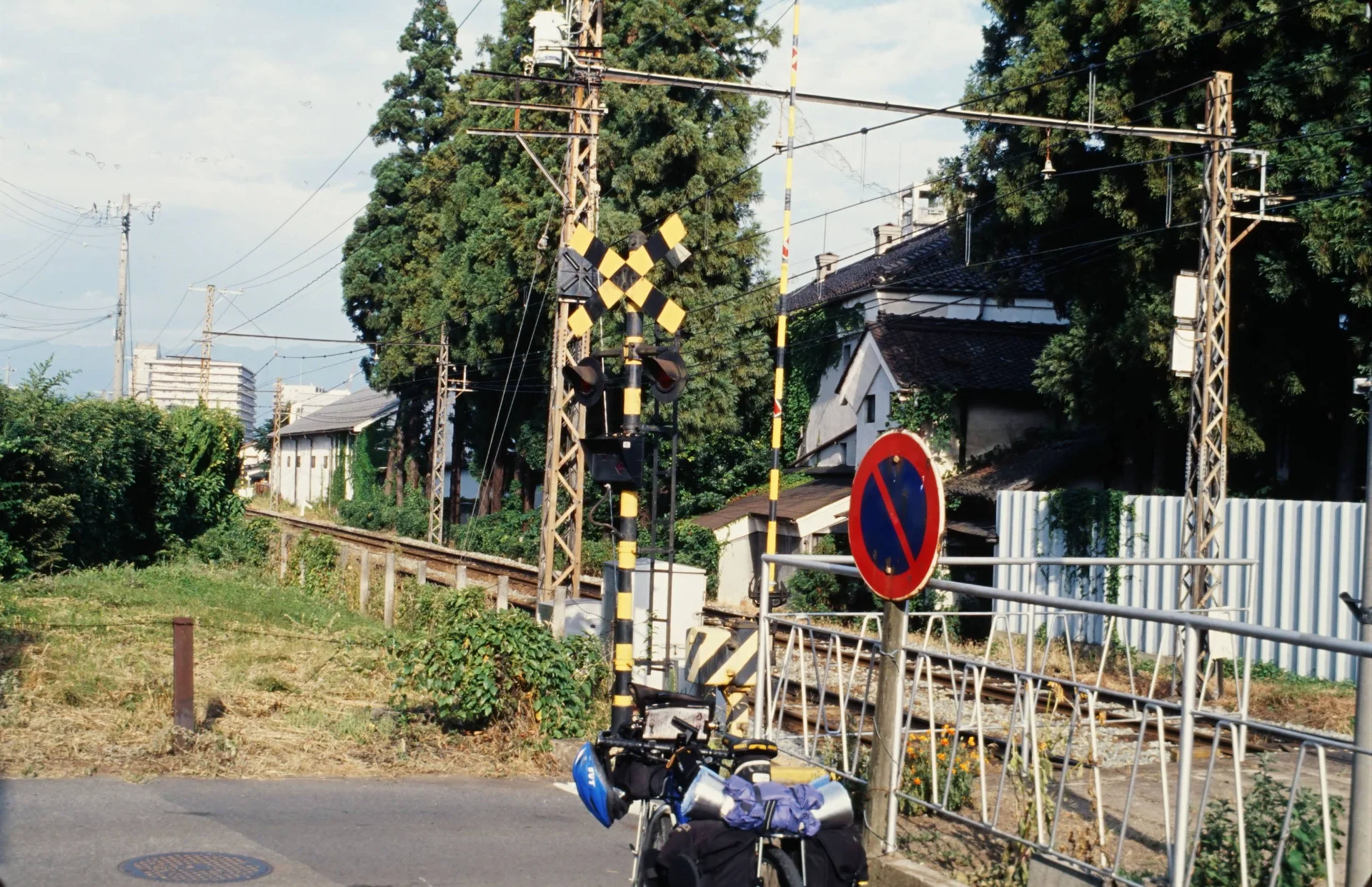 桐原駅近くの踏切（2007年）