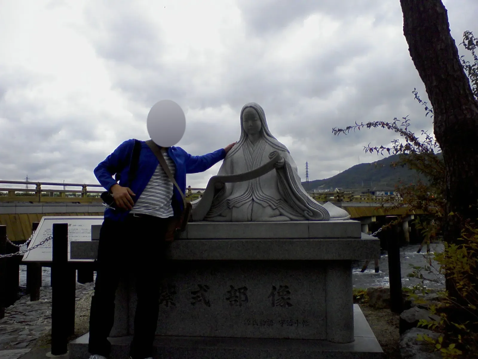 宇治川 紫式部像