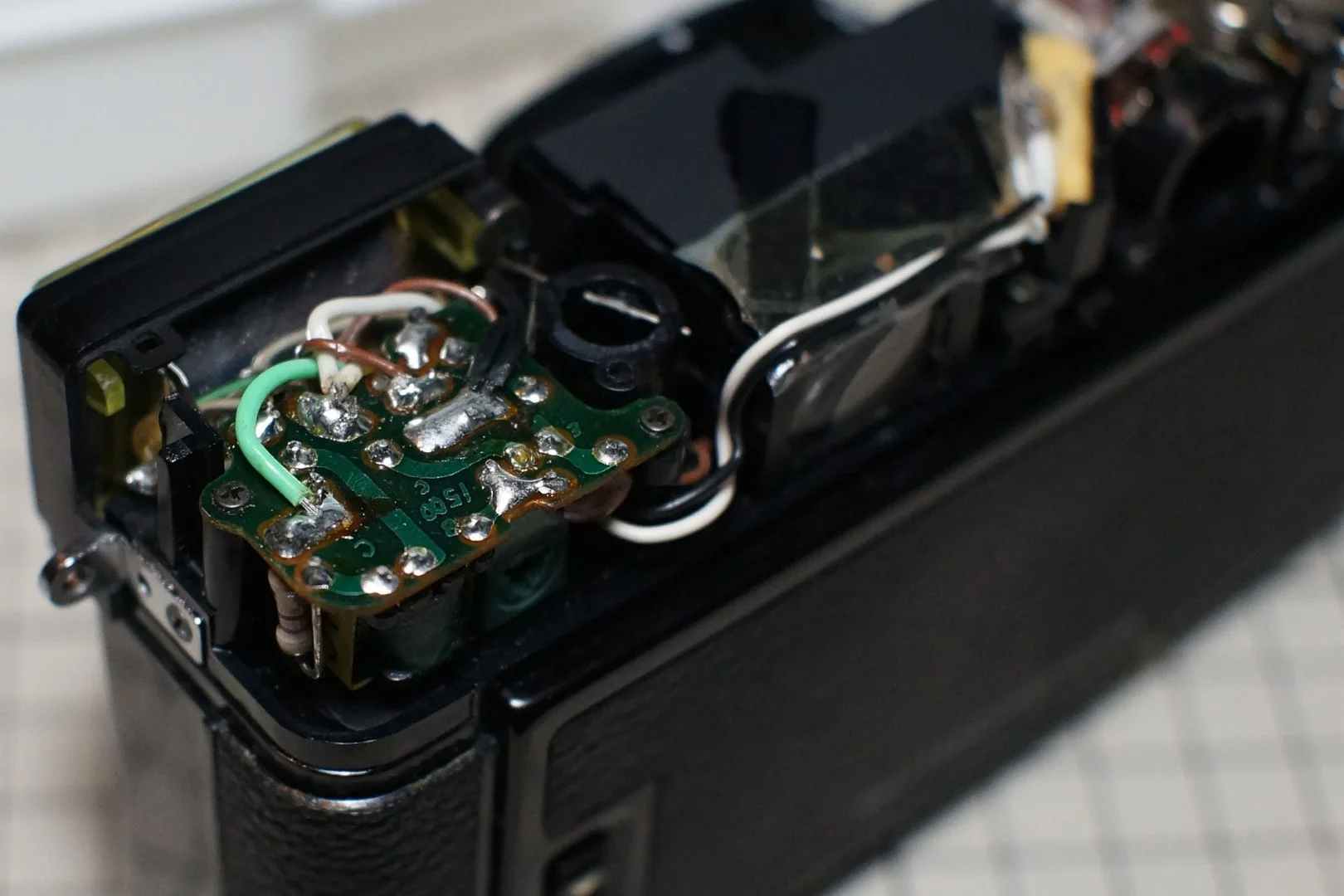 ストロボ関係の基板がむき出し