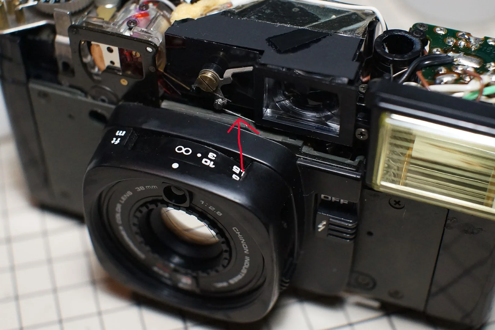 ゾーンフォーカスの距離を表示する機構がワイヤー連動