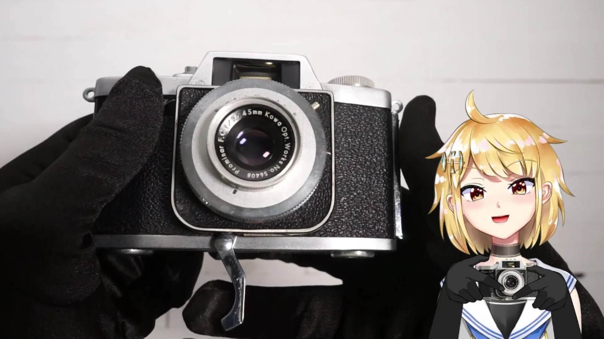 ボディ下部のトリガーを横に動かして巻き上げ、シャッターチャージ