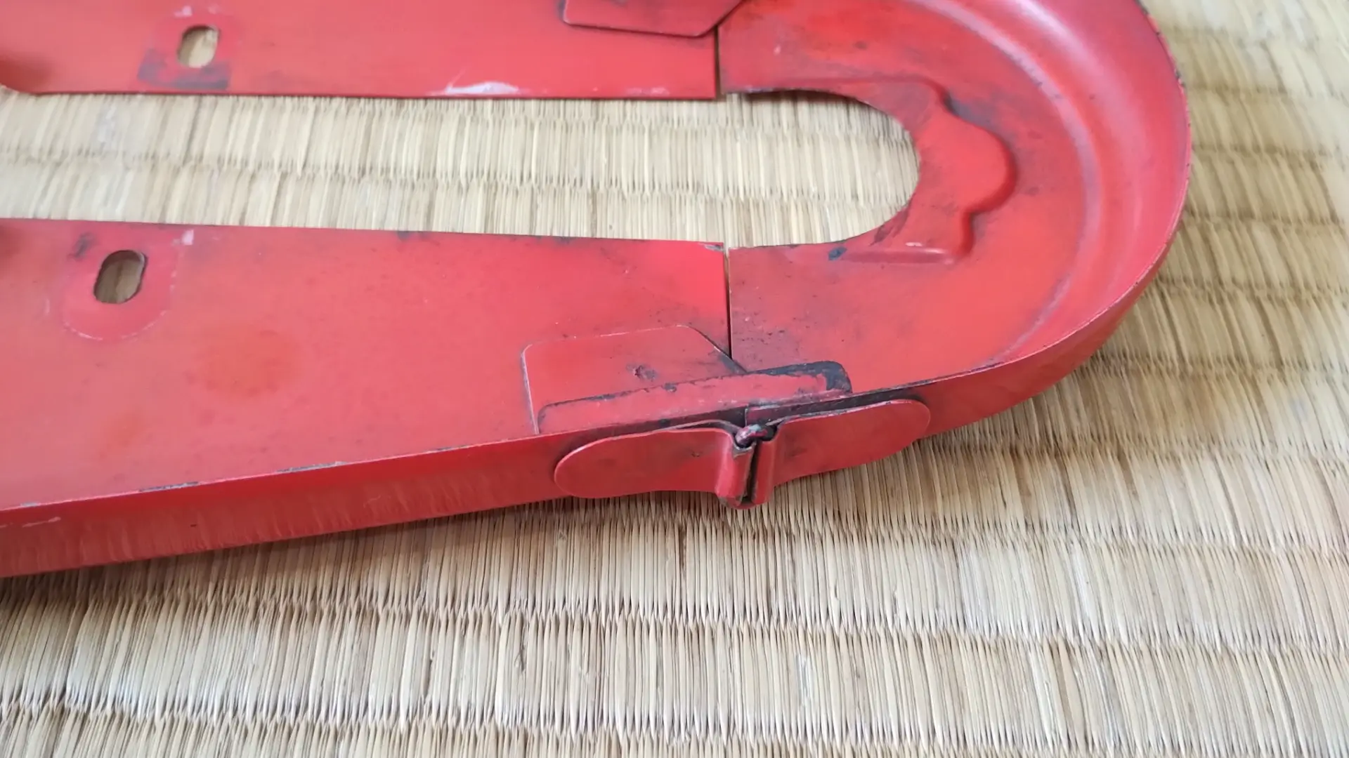 チェーンカバー後部の開閉部