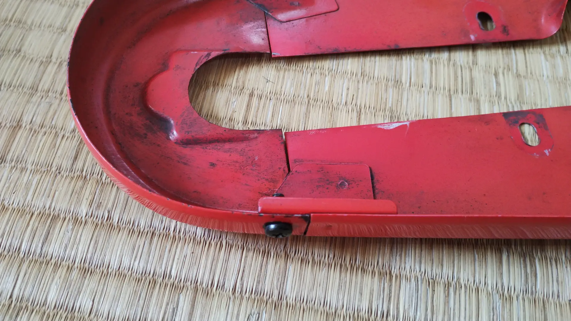 チェーンカバー後部の開閉部