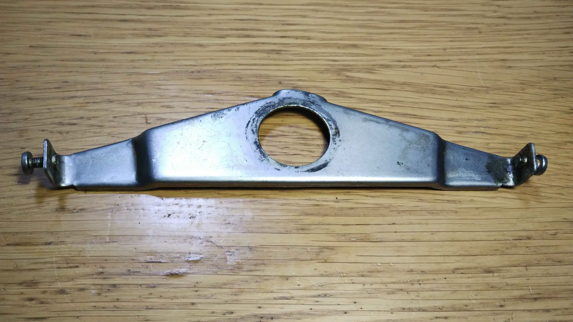 チェーンカバー固定金具