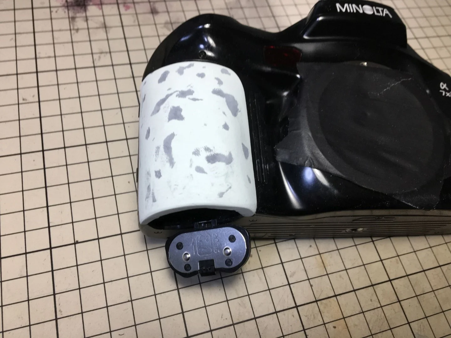 ミノルタα-7xiのグリップ補修