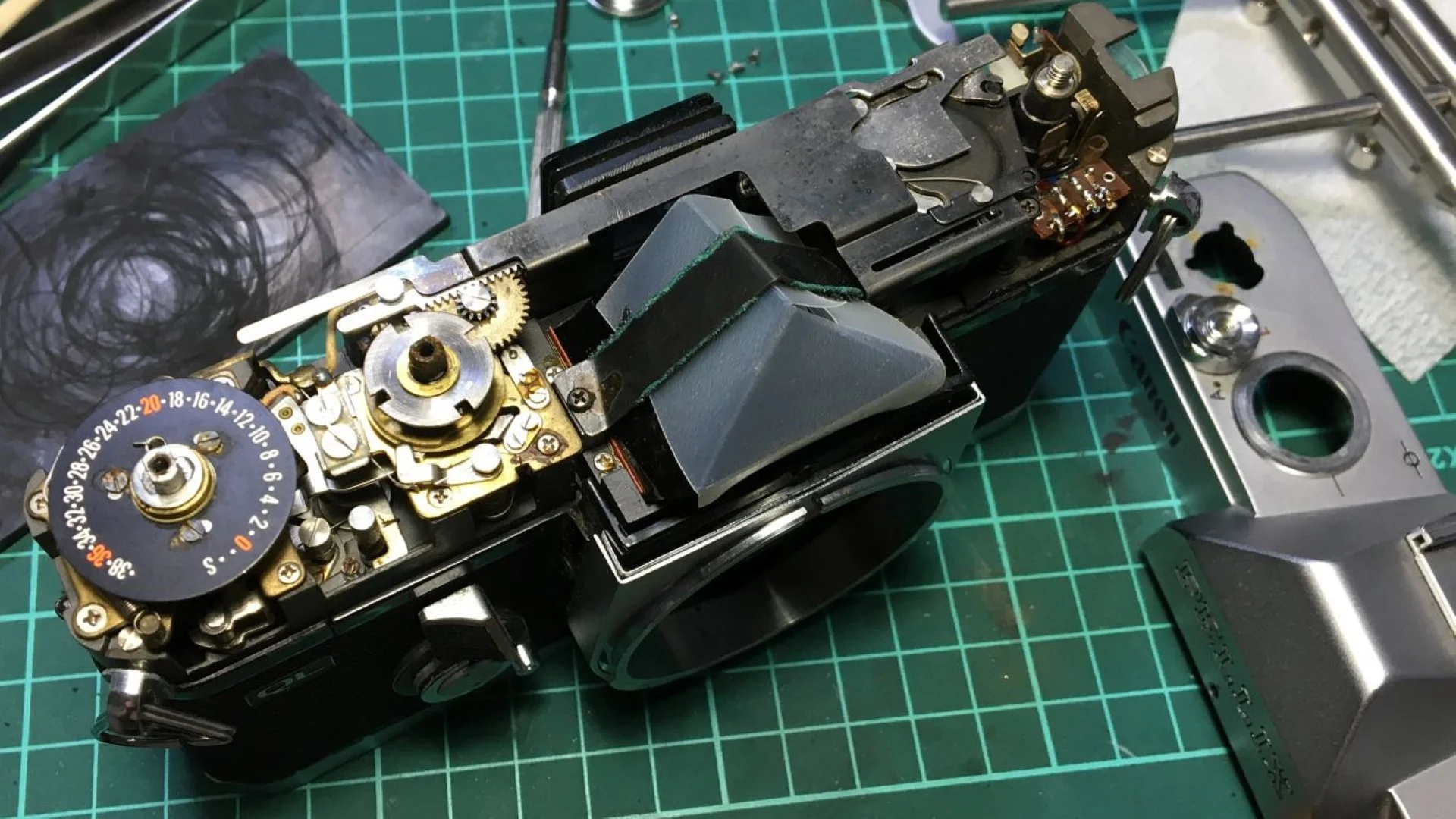 黒い板がアイピースシャッター