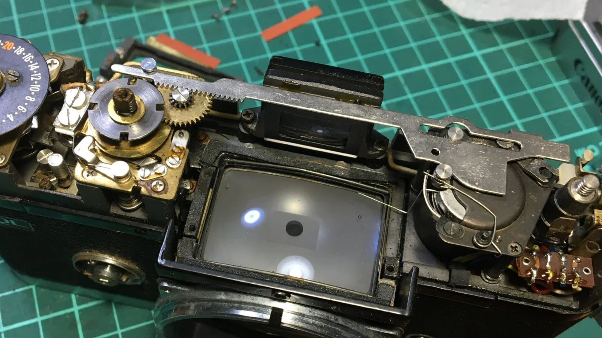 ファインダー右手側のシャッターダイヤルと左手側のメーターとはラックアンドピニオンで連動