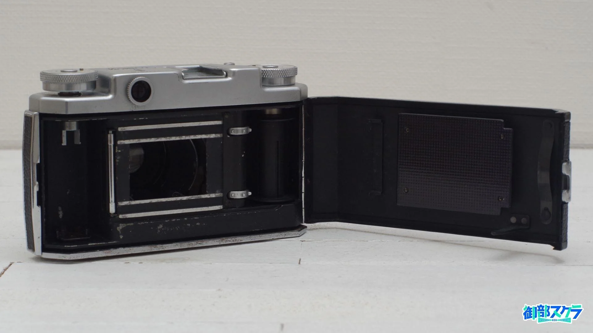 Konica II 裏蓋開閉時