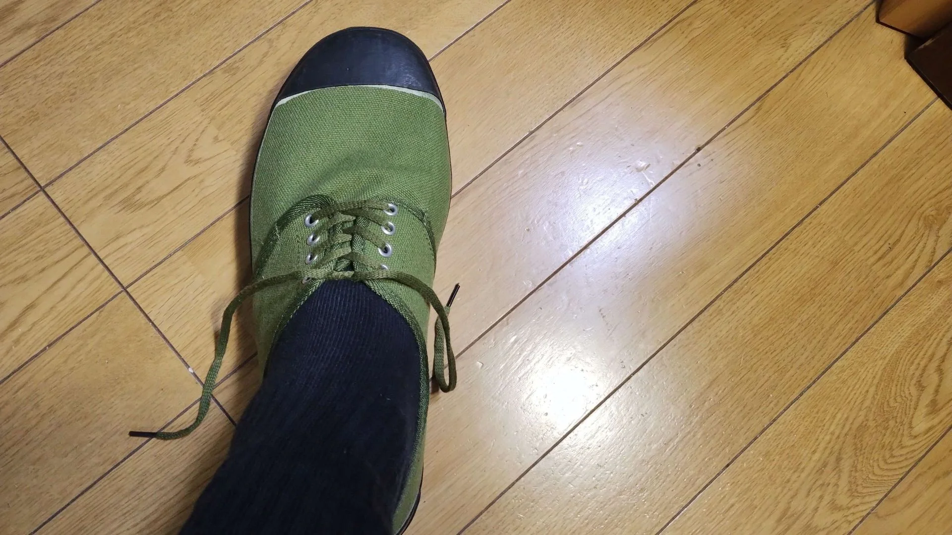 ローカットできつく締めた状態