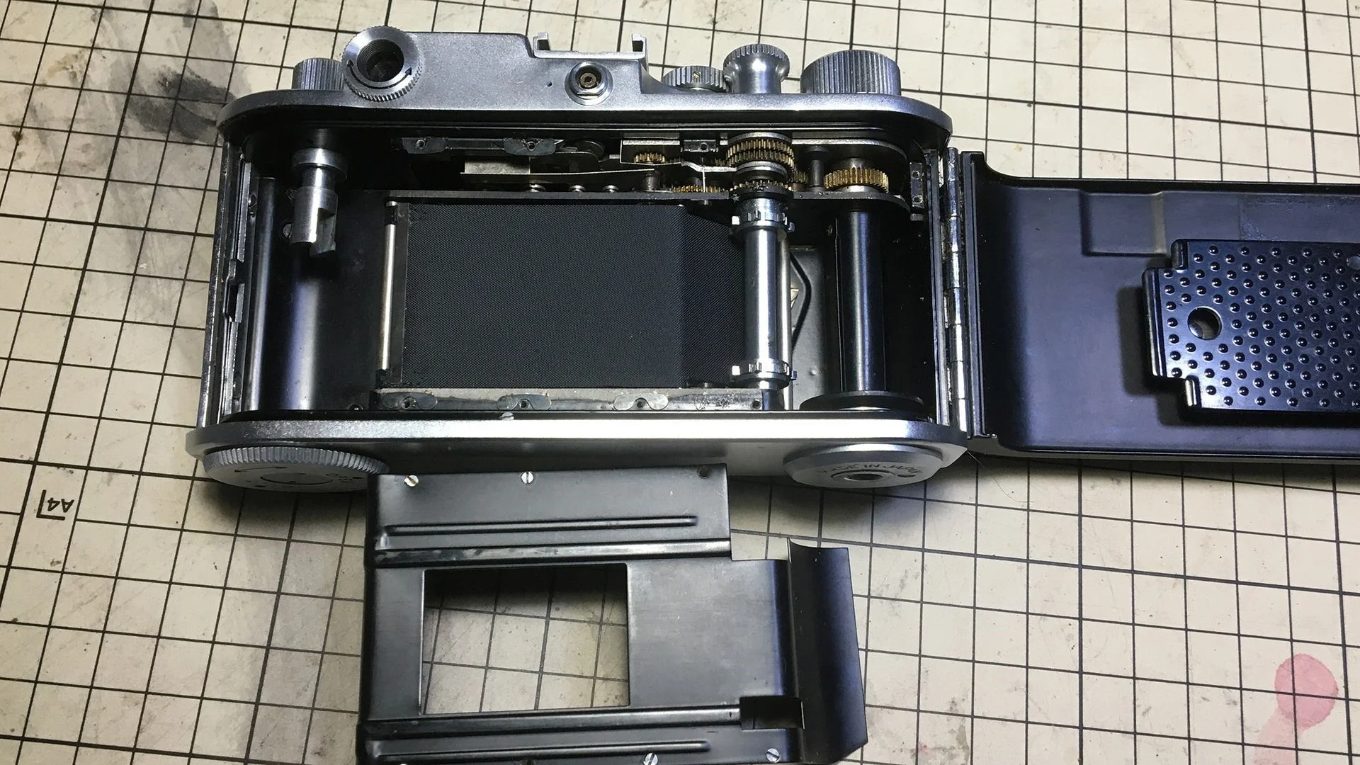 シャッター幕へ裏蓋側からアクセスする設計