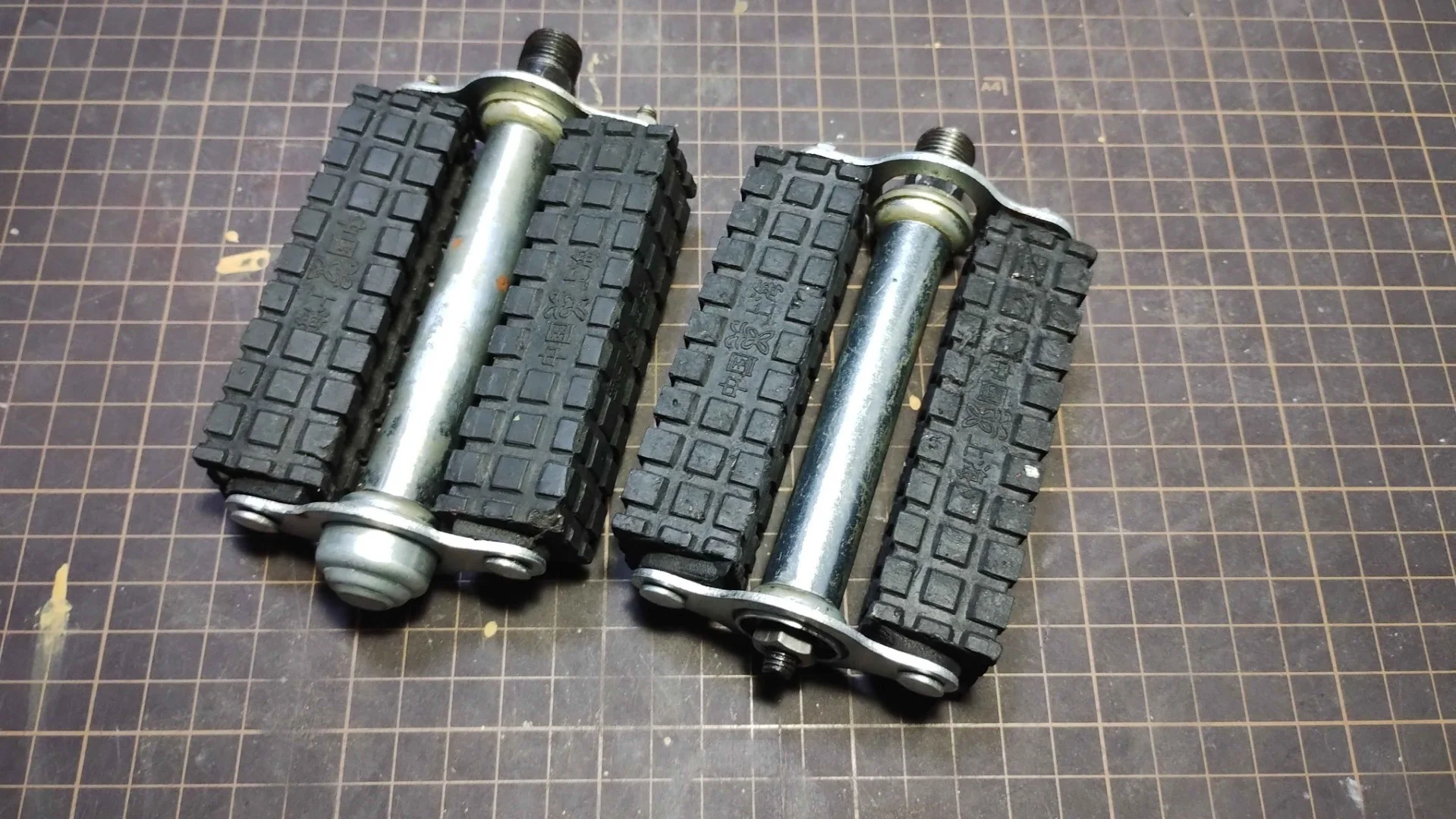 レトロな形態の実用車用ペダル（壊れている）