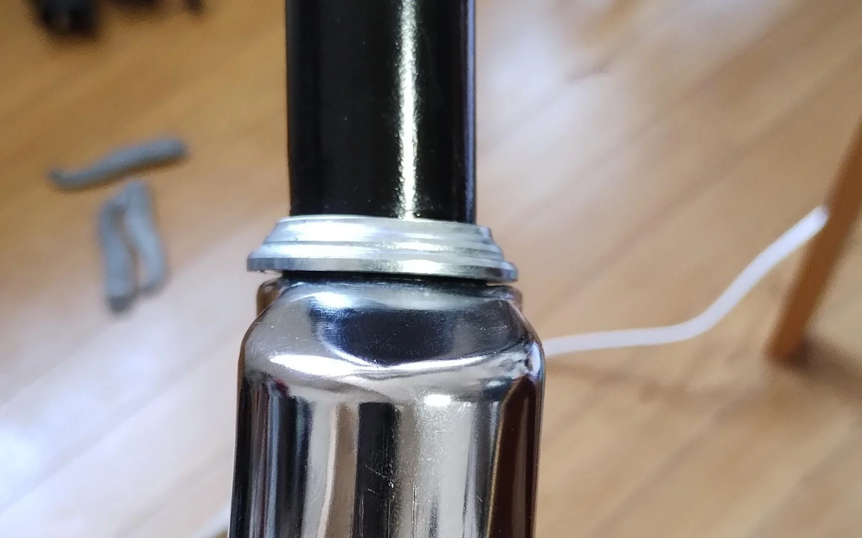 下玉押し（クラウンレース）が斜めに圧入されている