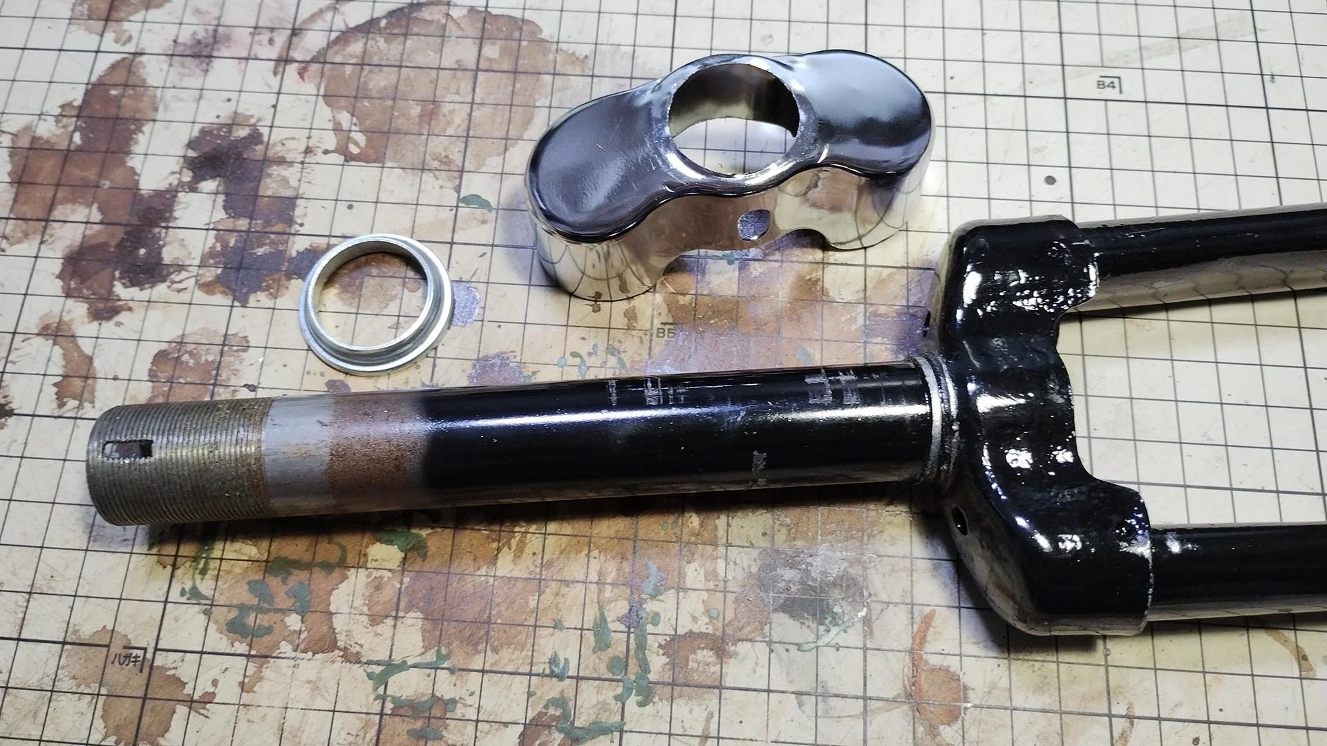 メッキカバーが干渉している